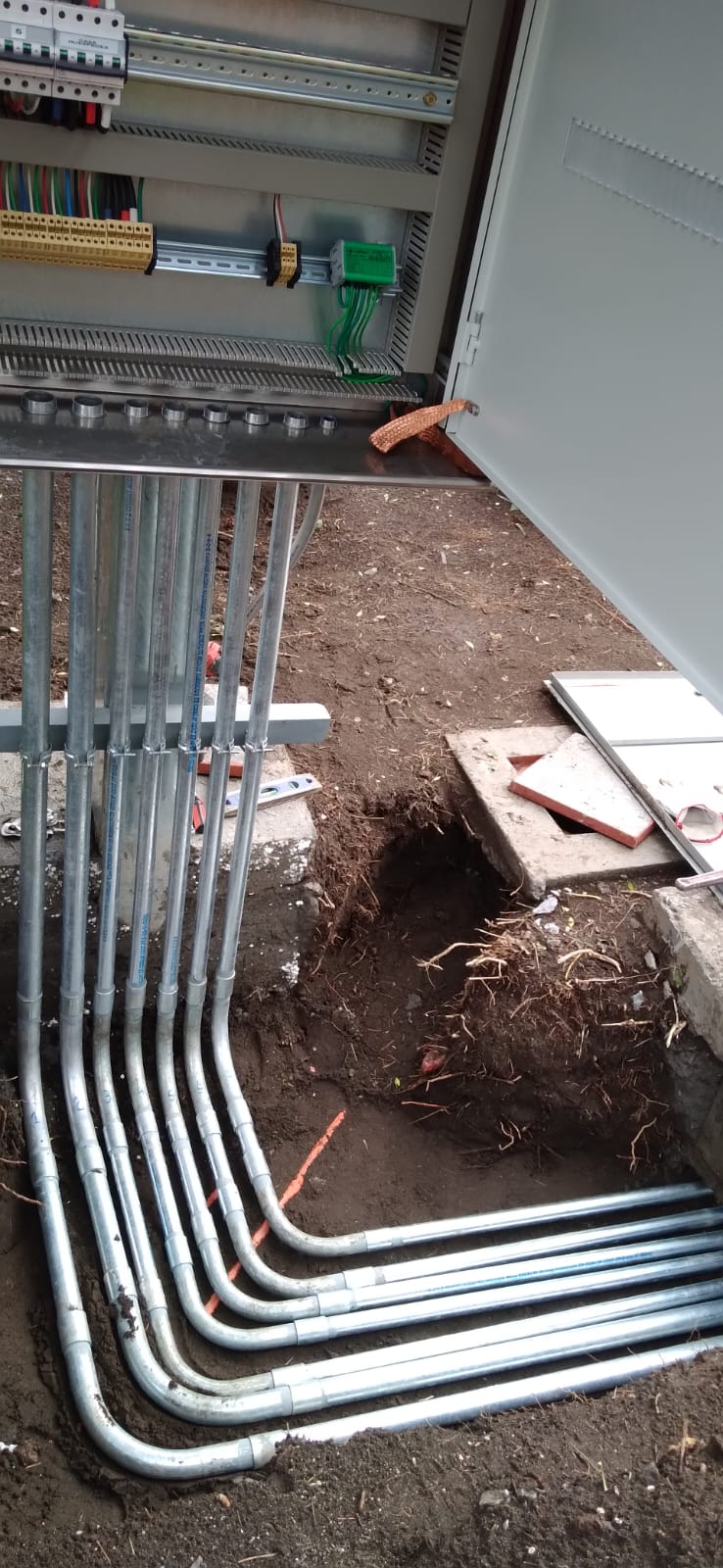 Técnico INGEOSS en proyecto de energía renovable